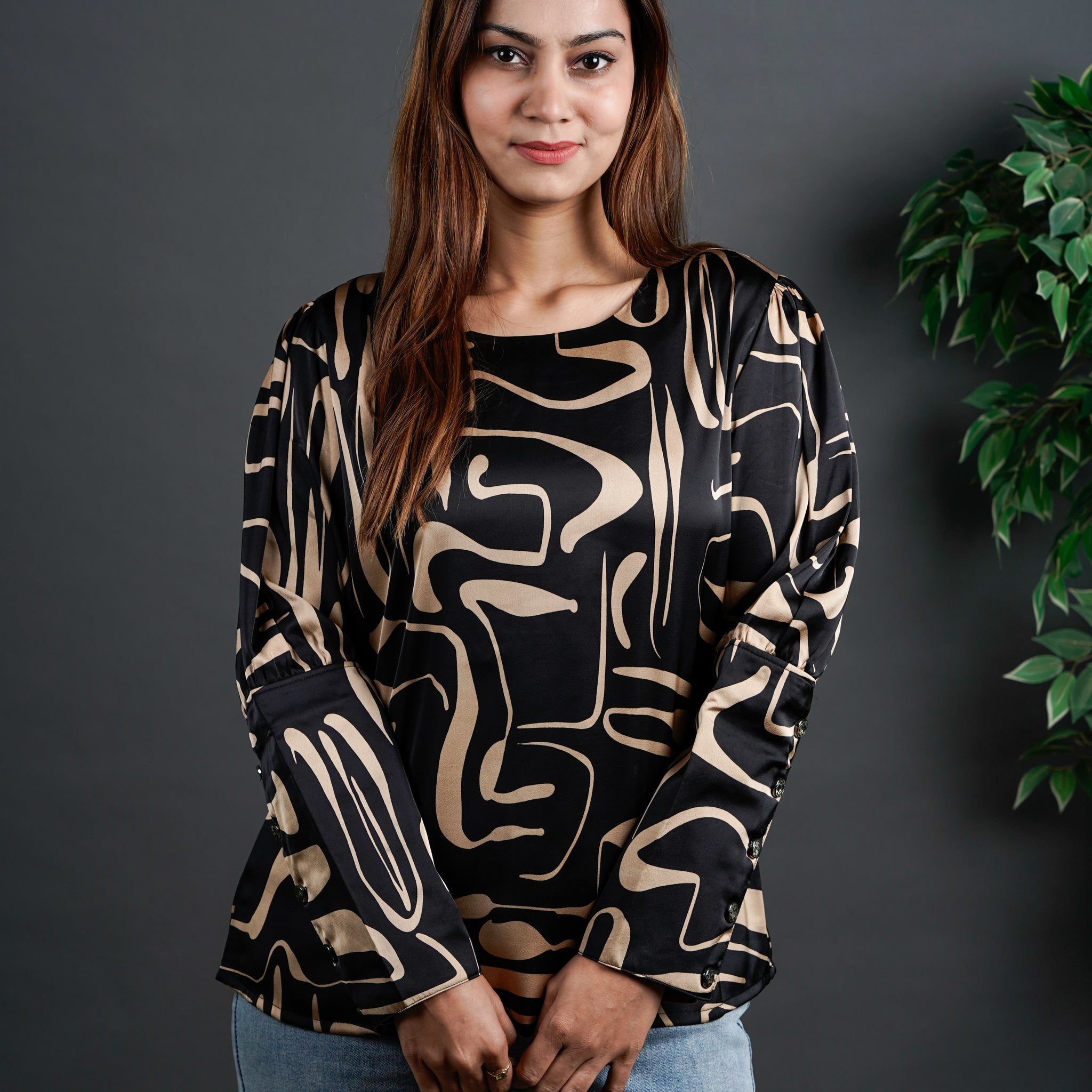 The Cuffed Print Top Black & Gold