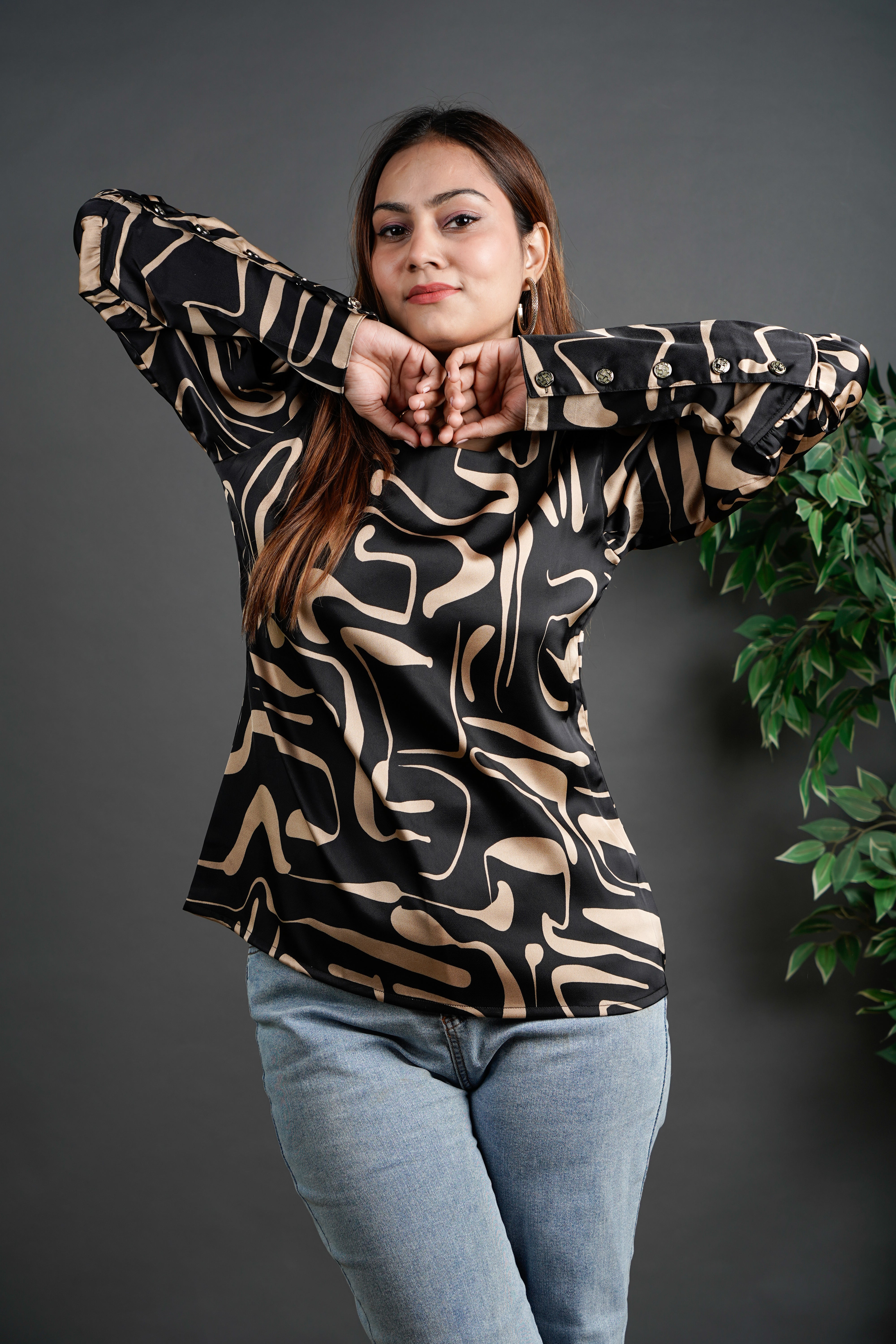 The Cuffed Print Top Black & Gold