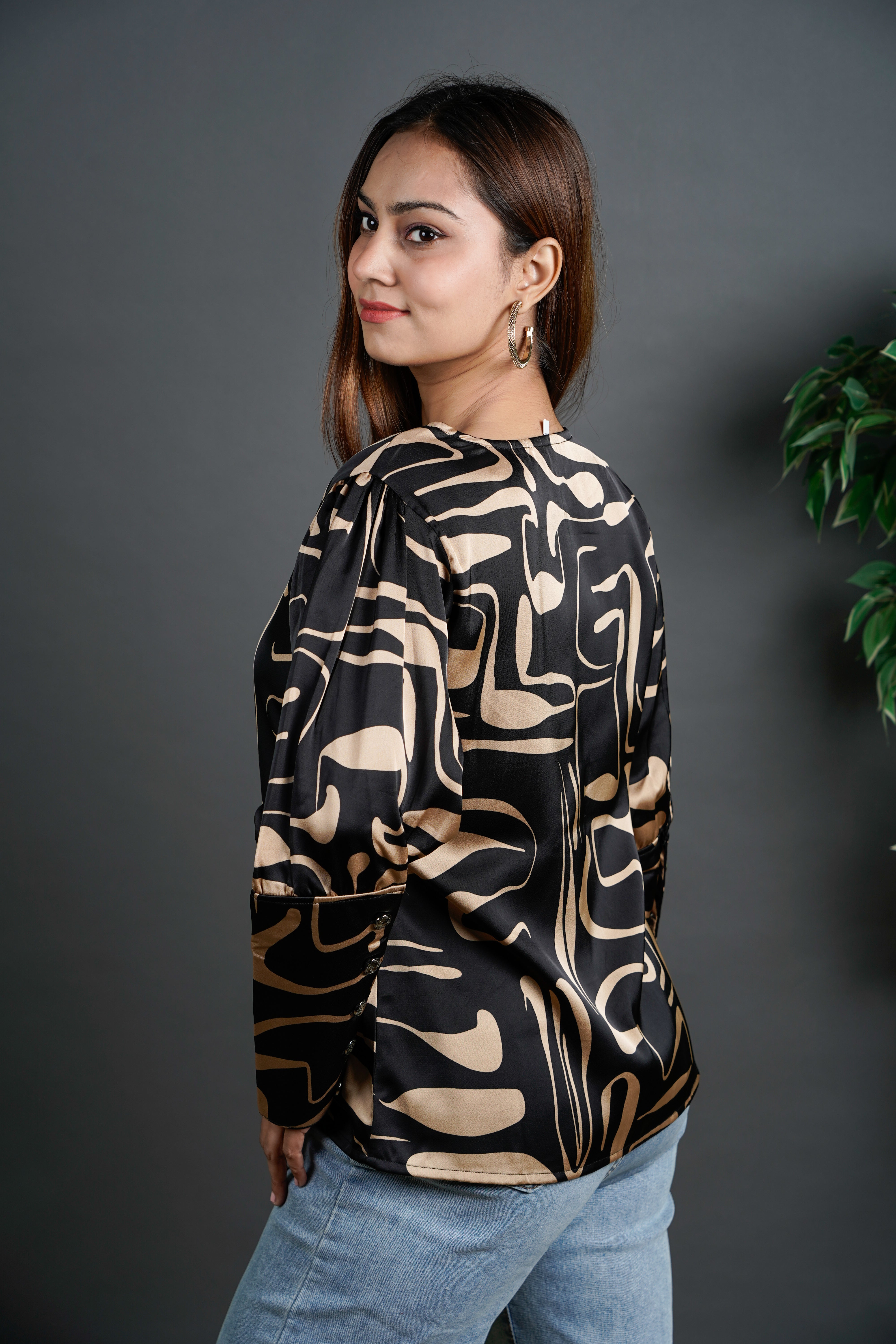 The Cuffed Print Top Black & Gold