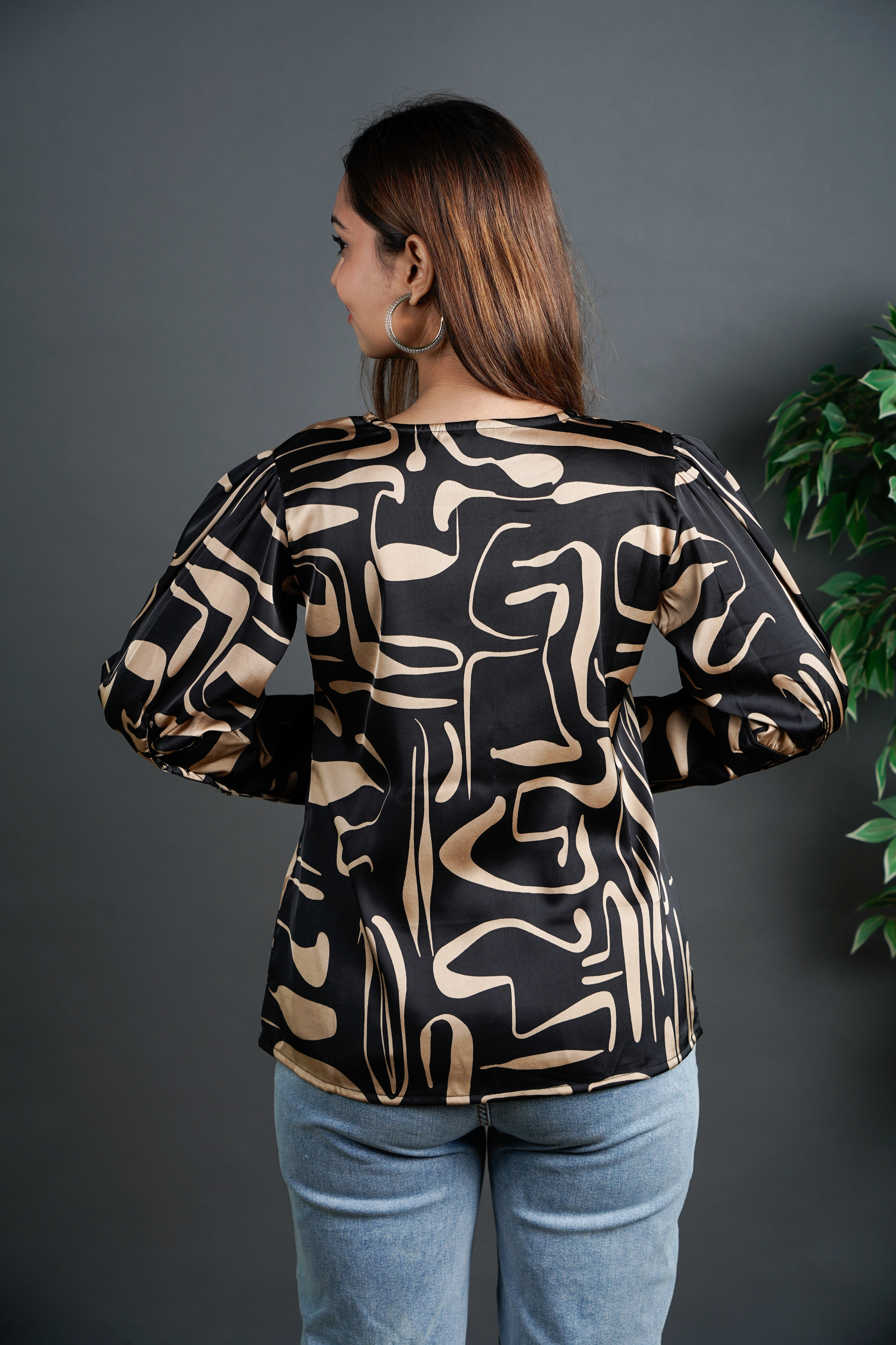 The Cuffed Print Top Black & Gold